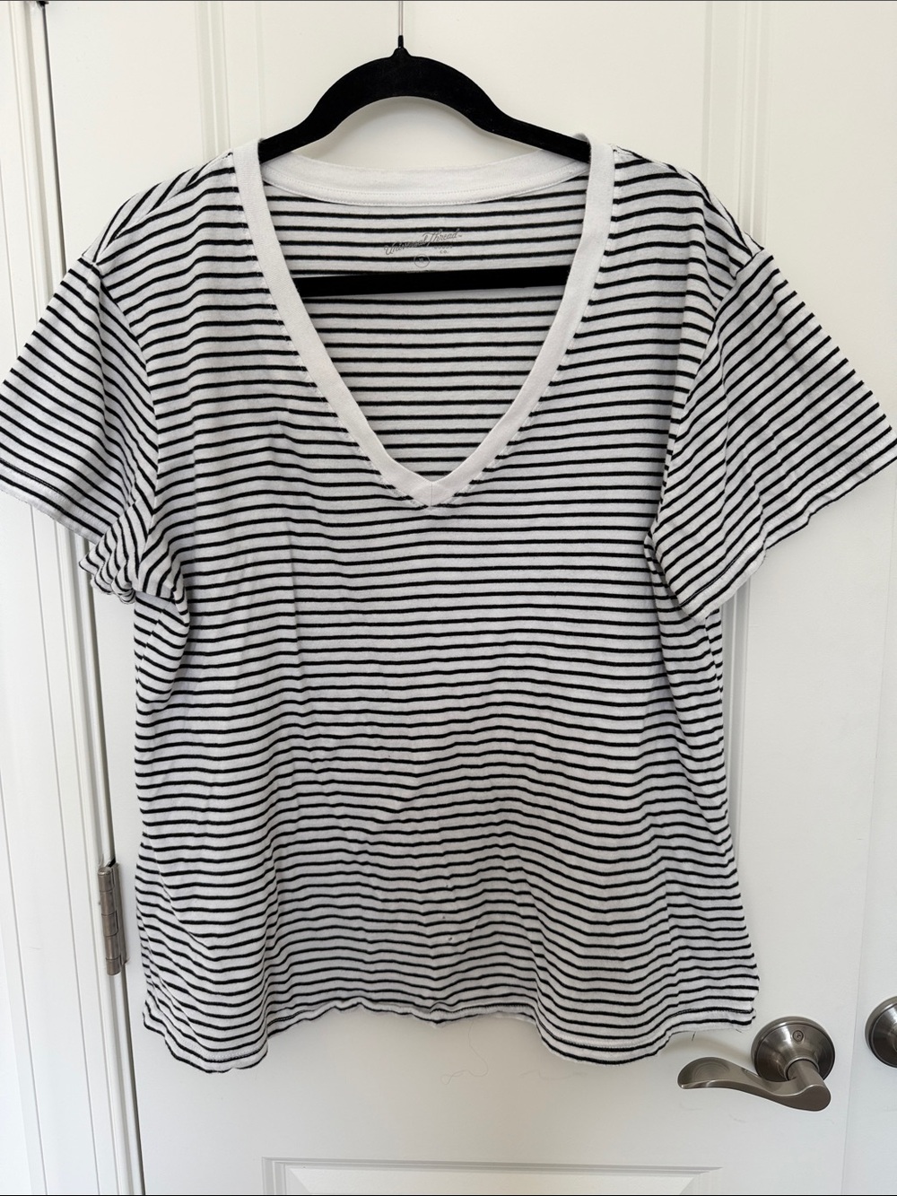 Universal Thread Black & White Striped V-Neck Short Sleeve Tee - Relaxed Fit